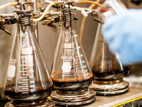 Тестирование масла в лаборатории нефтегазового концерна